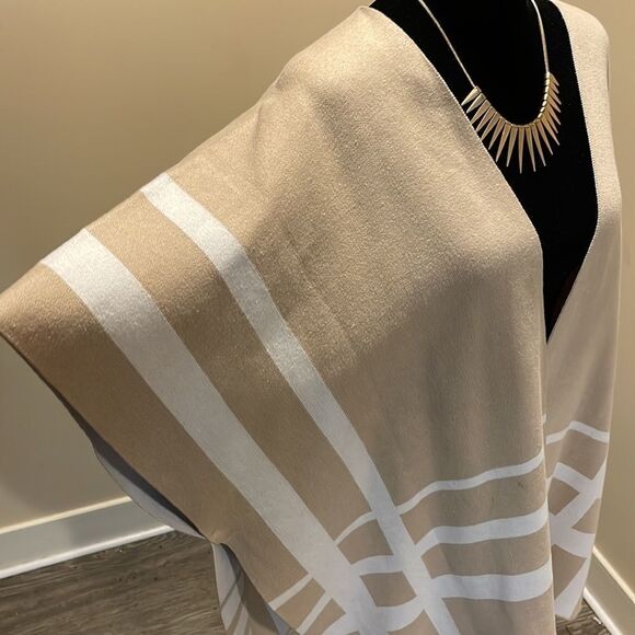 🎉 HP 🎉 Liz Claiborne Wrap in Beige Cream Poncho - Picture 9 of 12
